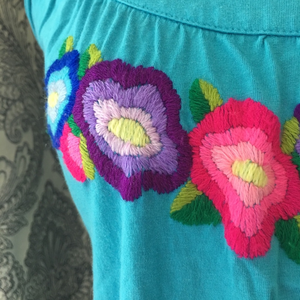 Embroidered blue halter tank - Picture 3 of 8